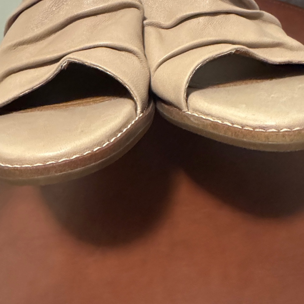 NEW Earth Women's Tan Ruched Mules - Picture 7 of 11